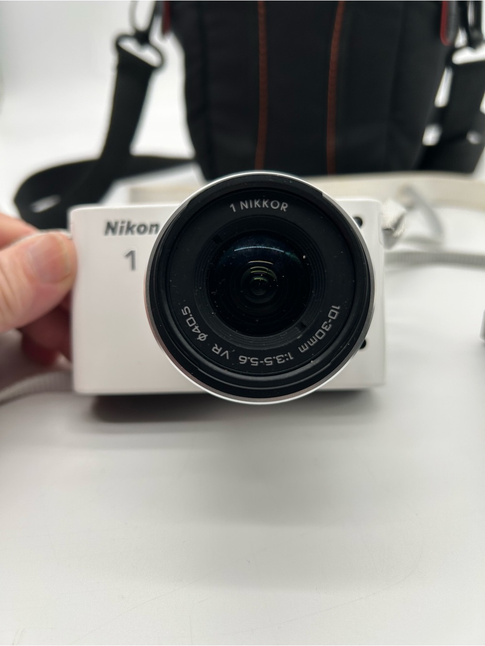 Nikon White J1 Mirrorless Camera with 10-30mm Lens - Picture 2 of 12